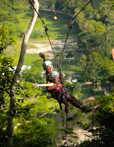 Participante na tirolesa do Hotel Fazenda Gamela